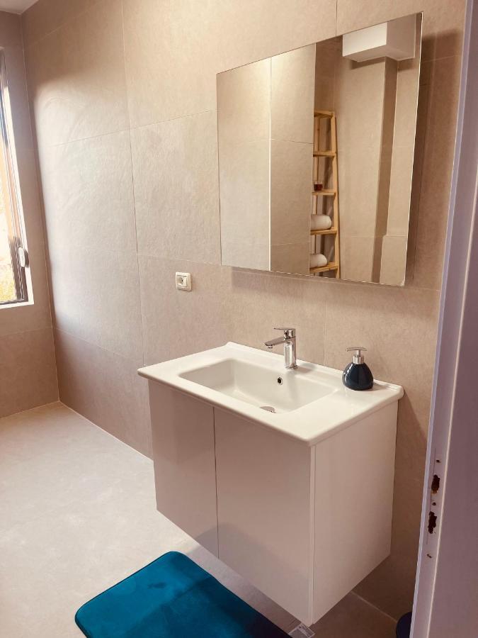 Cheerful 2-bedroom In Golem Lägenhet