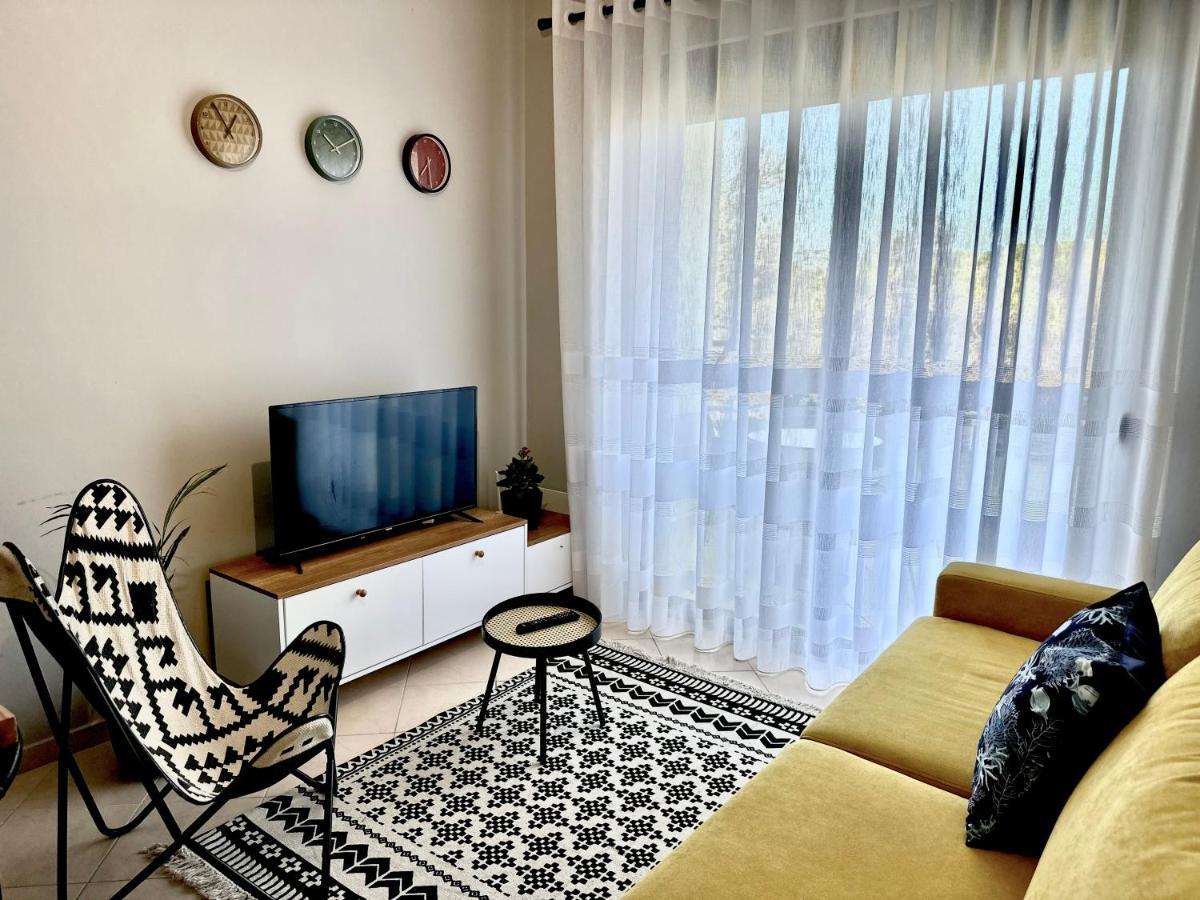 Cheerful 2-bedroom In Golem Lägenhet Golem (Tirana)